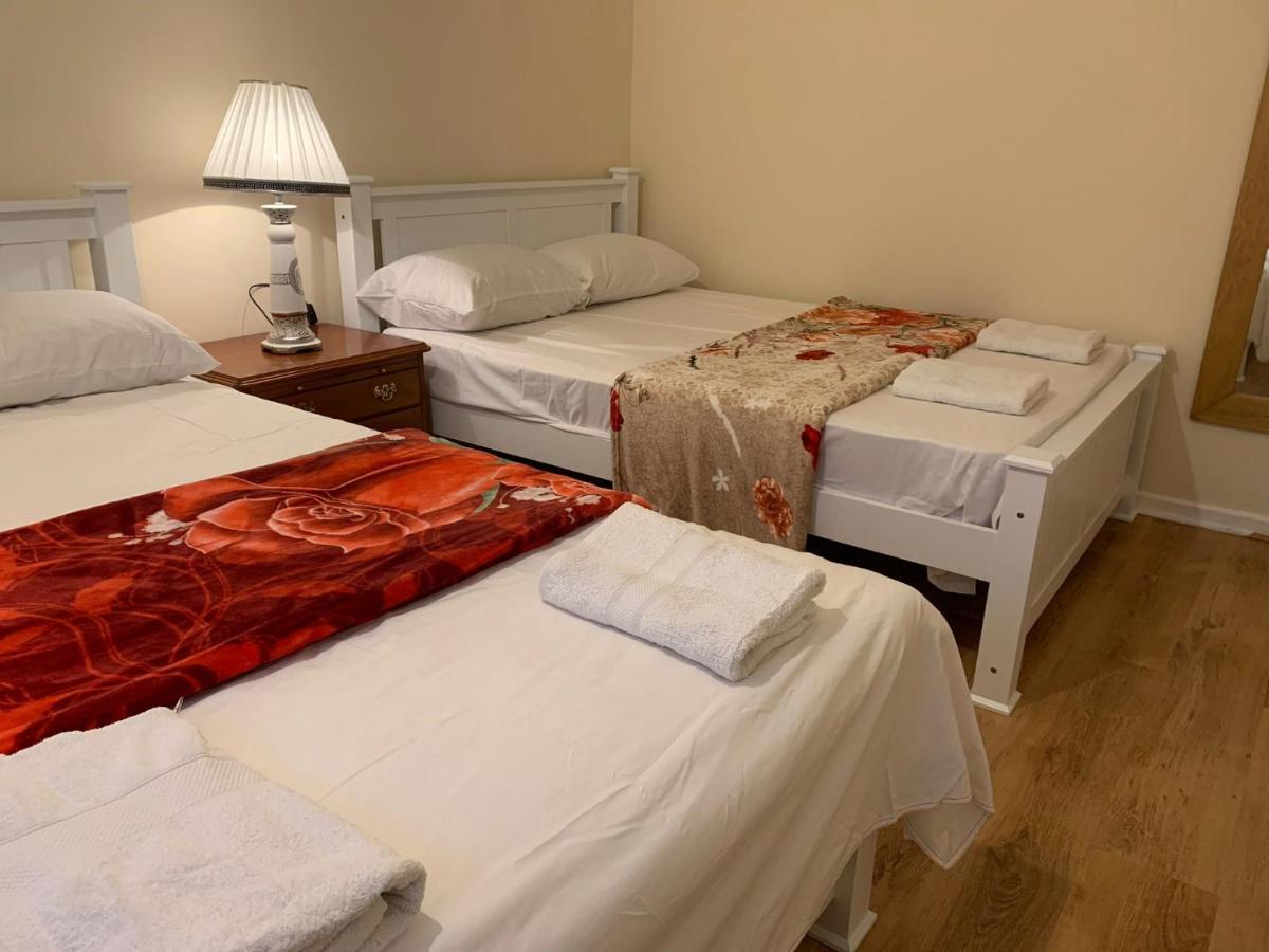 Two Bed Holiday Apartment Лондон Екстериор снимка