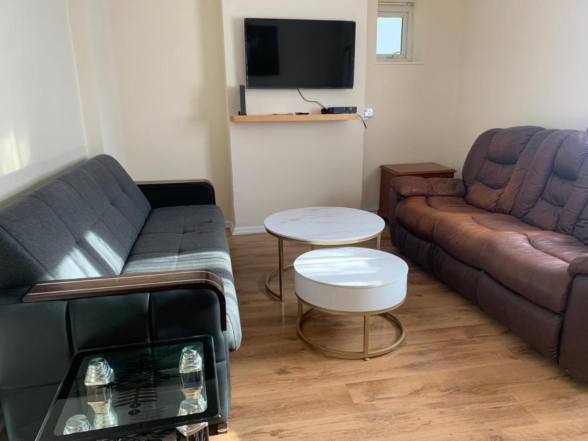 Two Bed Holiday Apartment Лондон Екстериор снимка