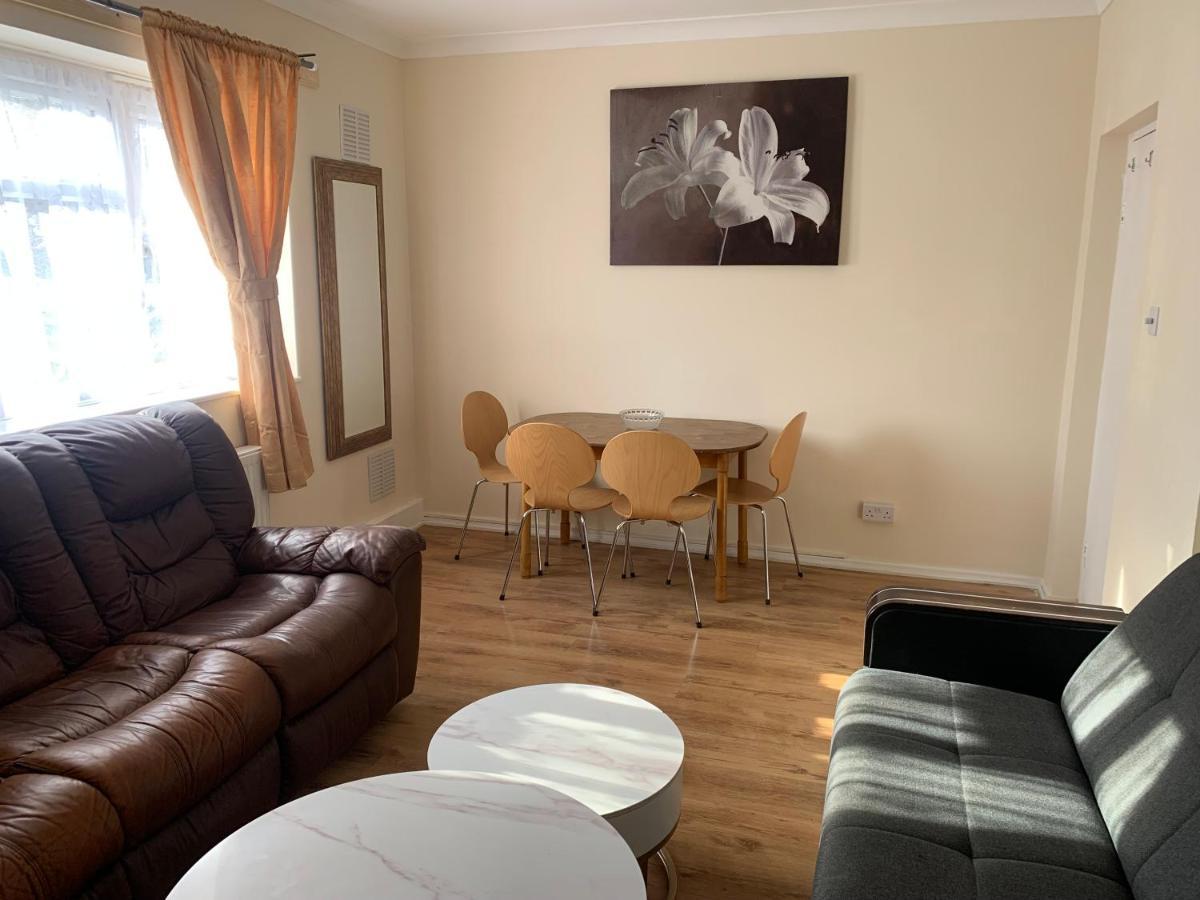Two Bed Holiday Apartment Лондон Екстериор снимка