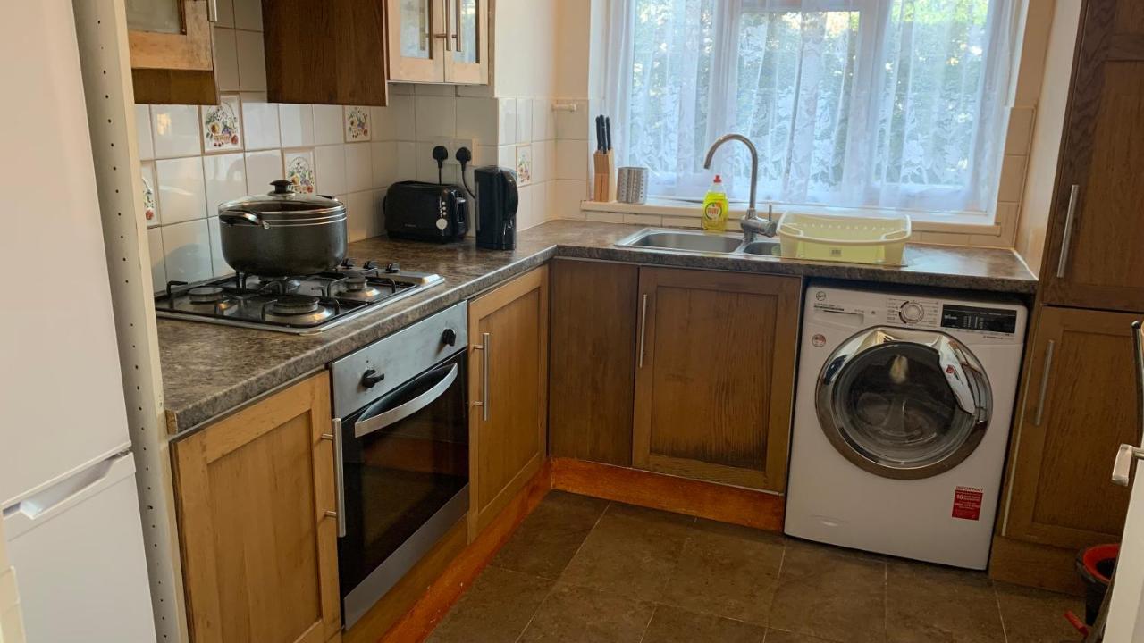 Two Bed Holiday Apartment Лондон Екстериор снимка