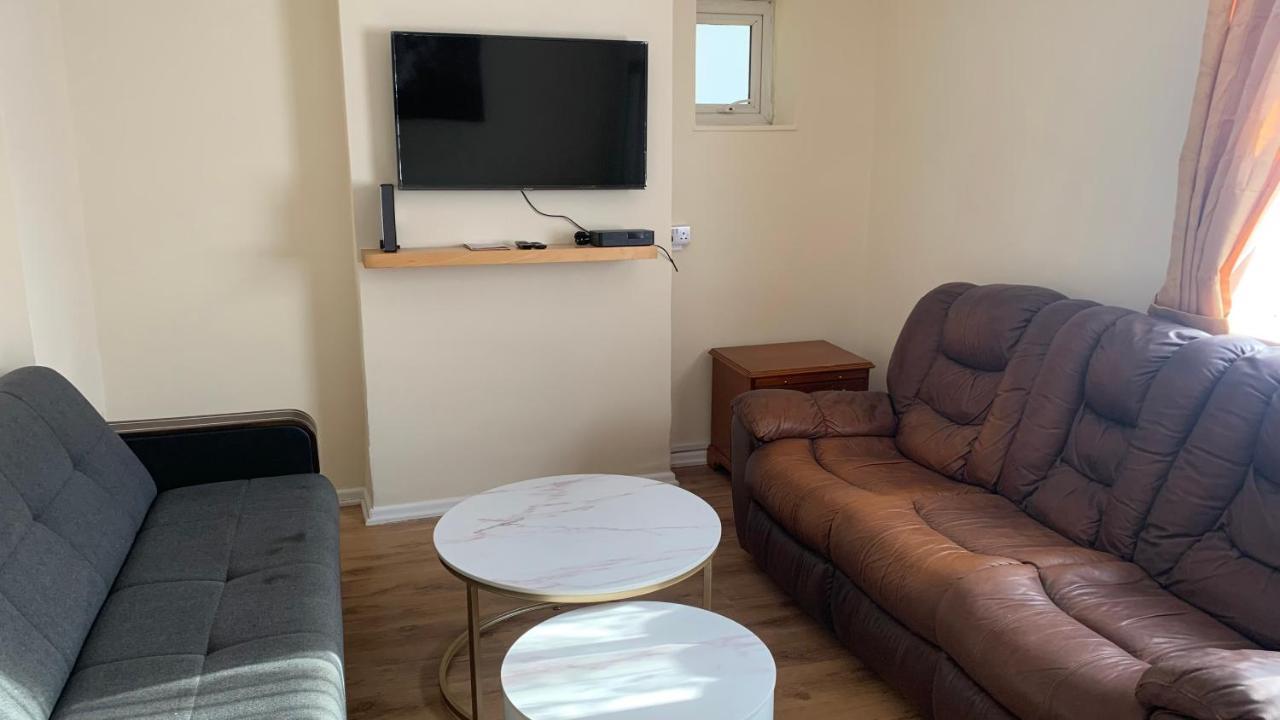 Two Bed Holiday Apartment Лондон Екстериор снимка