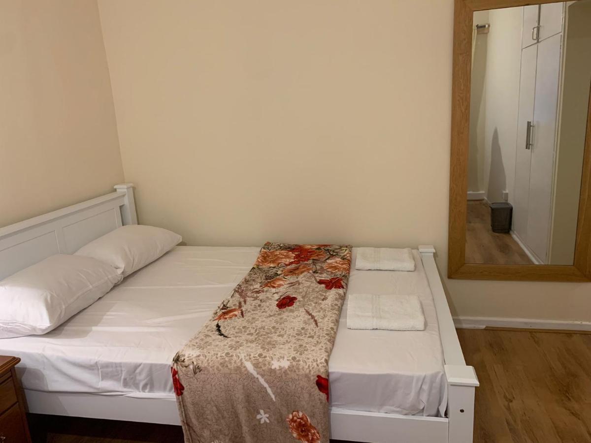 Two Bed Holiday Apartment Лондон Екстериор снимка