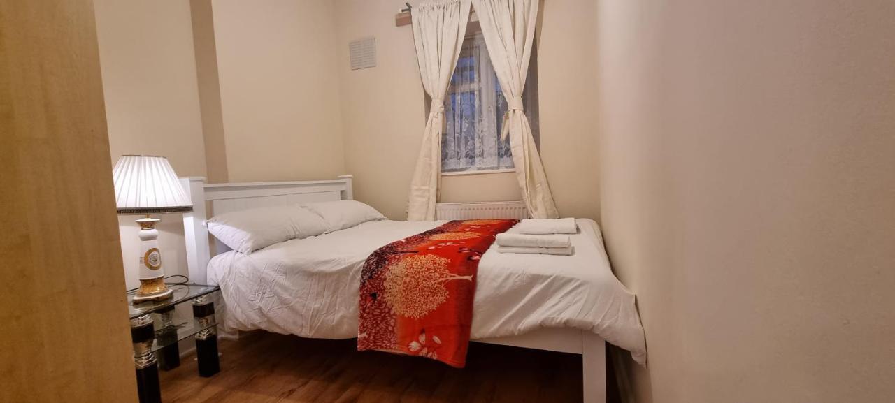 Two Bed Holiday Apartment Лондон Екстериор снимка