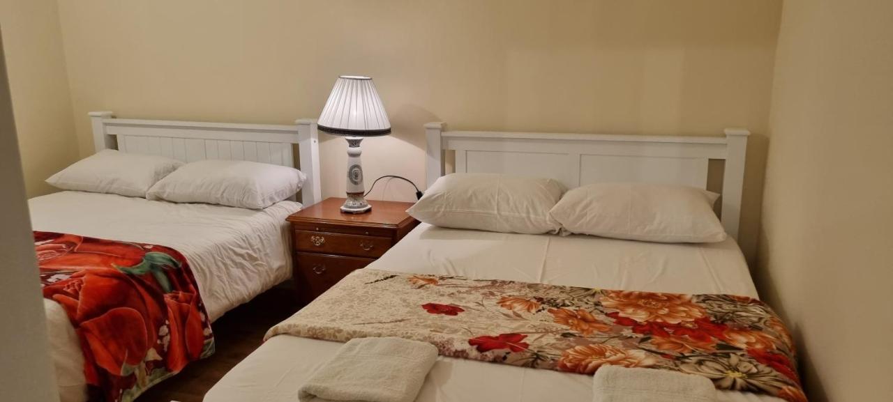 Two Bed Holiday Apartment Лондон Екстериор снимка